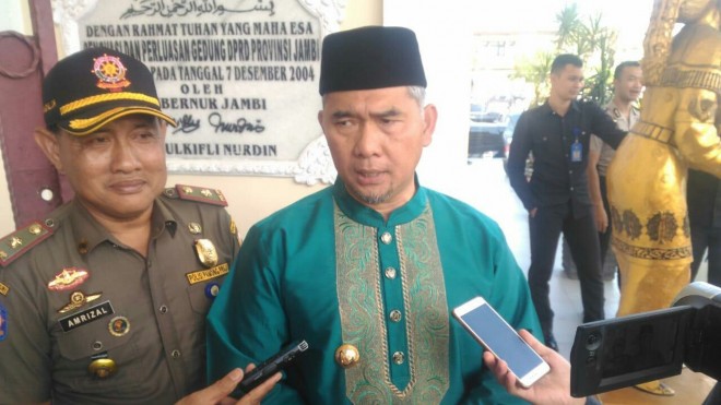 FOTO : FAIZARMAN/JE  PAPROL : Ketua Harian DPD I Golkar Provinsi Jambi Sy Fasha usai menghadiri Paripurna Istimewa Hari Jadi Jambi ke 62, Senin (7/1) kemarin. Dua kader ditetapkan sebagai tersangka, Golkar ikuti proses hukum.