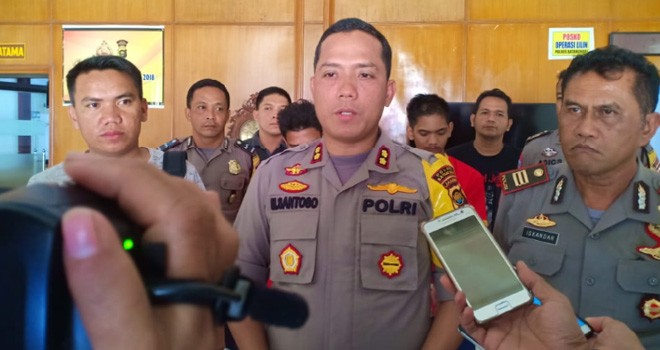 Kapolres Batanghari, AKBP Mohammad Santoso saat pres release penangkapan tersangka Saripudin di Mapolres Batanghari, Senin (7/1) lalu. Foto : Reza / Jambiupdate