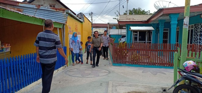 Anggota DPR RI Dapil Jambi, H Bakri saat blusukan ke perkampungan masyarakat. Foto : Ist