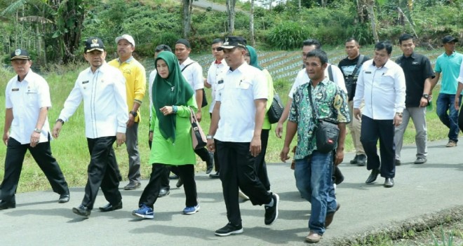 Bupati bersama Ketua TP PKK beserta OPD dan Camat saat pembinaan di Des Mekar Sari. Foto : Gusnadi / Jambiupdate