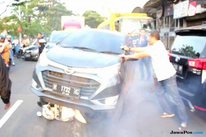 Motor petugas Kejari Surabaya ditabrak mobil yang dikendarai Wisnu Wardhana. (Istimewa)