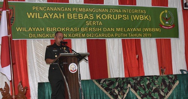 Komandan Korem 042/Gapu, Kolonel Inf Dany Budiyanto, saat memberikan sambutan pada kegiatan Pembangunan Zona Integritas (ZI) satuan kerja Korem 042/Gapu menuju Wilayah Bebas Korupsi (WBK) dan Wilayah Birokrasi Bersih dan Melayani (WBBM). Foto : Ist For Jambiupdate