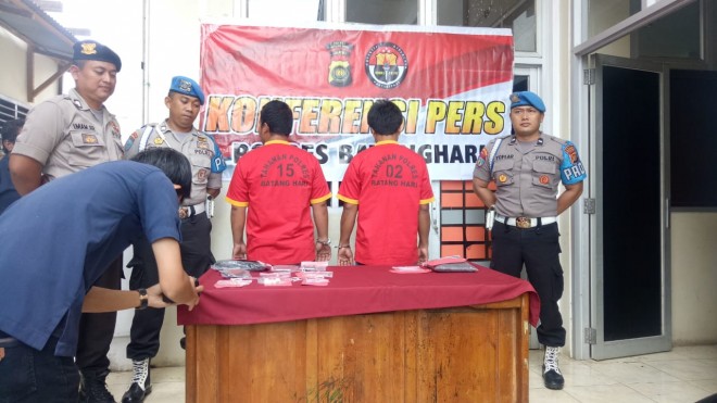 Satuan Reserse Narkoba (Satresnarkoba) Polres Batanghari saat mengamankan dua tersangka pengguna narkotika jenis sabu-sabu. Foto : Reza / Jambiupdate