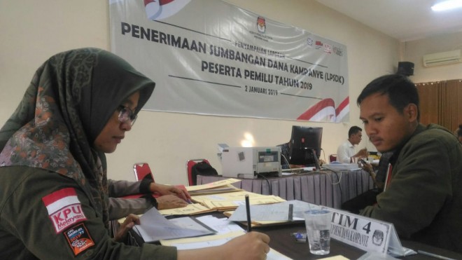 FOTO : FAIZARMAN/JE  DANA KAMPANYE : Tim penghubung calon anggota DPD RI menyampaikan Laporan Penerimaan Sumbangan Dana Kampanye (LPSDK) kepada Komisi Pemilihan Umum (KPU) Provinsi Jambi.