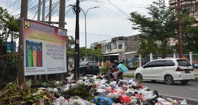 Sampah menumpuk di salah satu TPS di Kota Jambi. Pemerintah Kota Jambi melarang membuang sampah sembarangan dan sudah menyediakan TPS. Foto : Dok Jambiupdate