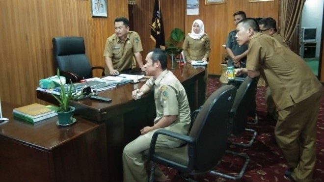 Terlihat Jondri Ali saat mengatur monitor di ruang Bupati. Foto : Gusnadi / Jambiupdate