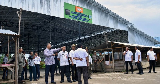 Walikota Jambi Syarif Fasha bersama pejabatnya melihat langsung kondisi Pasar Induk Talang Gulo. Fasha meminta agen, sub agen dan pedagang malam Pasar Induk Ditata. Foto : Hafiz / Jambiupdate