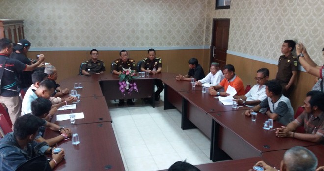 Kajari Bungo, Bimo Budi hartono menyambut kedatangan para pengunjuk rasa dihari pertama kerjanya, Kamis (10/1). Foto : Ferdian / Jambiupdate
