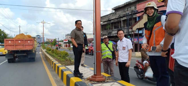  H Bakri saat meninjau jalan nasional bersama Staker Balai Jalan Nasional. Foto : Ist