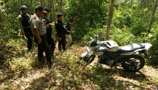 Sepeda motor milik anggota polisi yang sempat dibawa pelaku begal ditemukan di perkebunan warga di Desa Rengkiling Simpang beberapa waktu lalu. Foto : Dok Jambiupdate