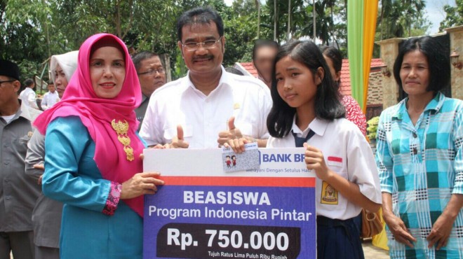 Pemberian 51 ribu program beasiswa Program Indonesia Pintar (PIP), Sutan Adil Hendra (SAH). 