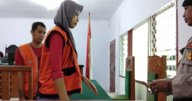 Kedua pasangan suami istri terdakwa kasus jambret saat keluar dari ruangan sidang di Pengadilan Tipikor Jambi, Kamis (10/1). Foto : Ist For Jambiupdate