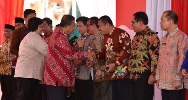 Bupati Bungo menerima anugrah Adipura periode lalu. Foto : Ferdian / Jambiupdate