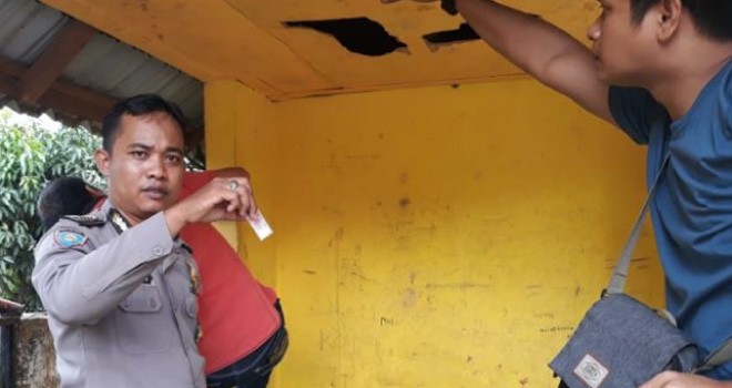 Bripka Ikhrom saat memeriksa lokasi penemuan sabu di SD yang berada di Kelurahan Pasir Putih, Kabupaten Bungo. Foto : Ferdian / Jambiupdate