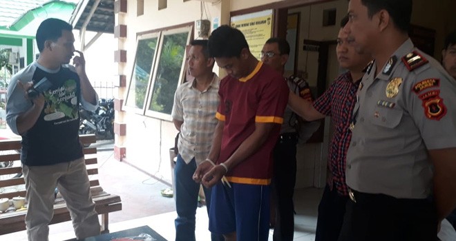 Salah satu tersangka saat diekspose di Mapolsek Jelutung, Jumat (11/1). Foto : Ist