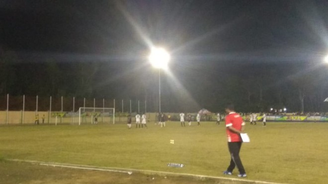 Laga Gubernur Cup Kabupaten Merangin melawan tim Kabupaten Tebo terjadi pada Sabtu malam (12/01/2019). Foto : Wiwin / Jambiupdate