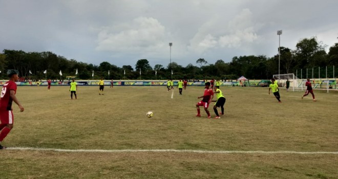 Laga kesebelasan Tanjab Timur melawan kesebelasan Bungo berlangsung di Stadion Bumi Masurai Merangin pada Sabtu (12/01/2019). Foto : Wiwin / Jambiupdate