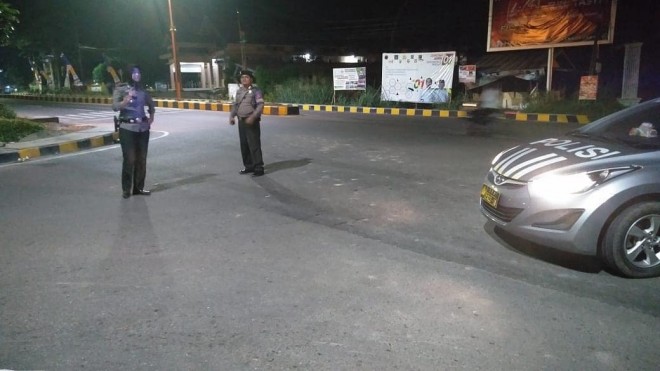 Kapolsek Jambi Selatan, AKP Rita Purnama Sari bersama anggotanya saat membubarkan aksi balap liar di warga di sekitara Bandara Sultan Thaha Saidudin Jambi, Minggu dini hari (13/1). Foto : Ist