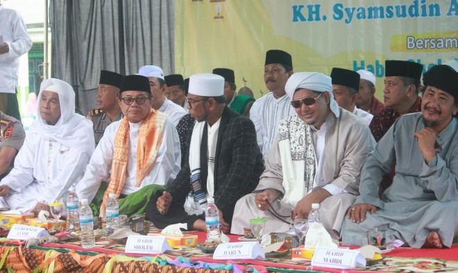 Tabligh Akbar Haul dan Manaqib Kubro Syeikh Abdul Qodir Al Jaelani RA dan KH. Syamsudin Ahmad, bertempat di Pondok Pesantren Al Hidayah, Rantau Rasau Kabupaten Tanjung Jabung Timur, Minggu (13/1). Foto : Ist
