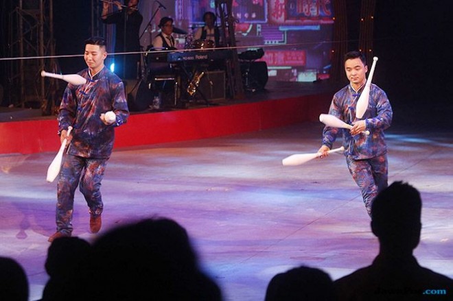 Sejumlah pemain dari Oriental Circus Indonesia melakukan pertunjukan The Great 50 Show yang digelar di Komplek Gelora Bung Karno, Jakarta, Jumat (14/12). (Ricardo/JPNN/Jawa Pos Group)