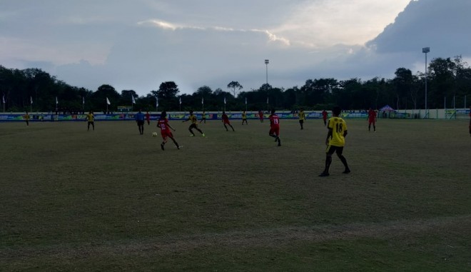 Peratandingan lanjutkan di Grup A antara tim Kota Jambi melawan tim Kabupaten Sarolangun di Stadion Bumi Masurai. Foto : Wiwin / Jambiupdate