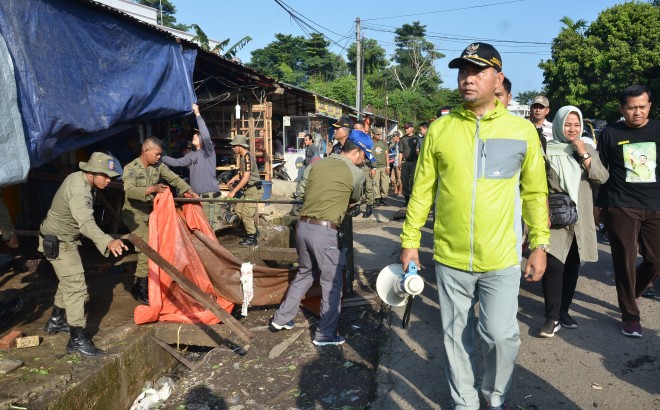 Jajaran Pemerintah Kota Jambi menggelar gotong royong membersihkan eks Pasar Talang Banjar lama. Gotong royong dipimpin langsung Walikota Jambi Syarif Fasha, kamarin (12/1). Foto : M Ridwan / Jambi Ekspres