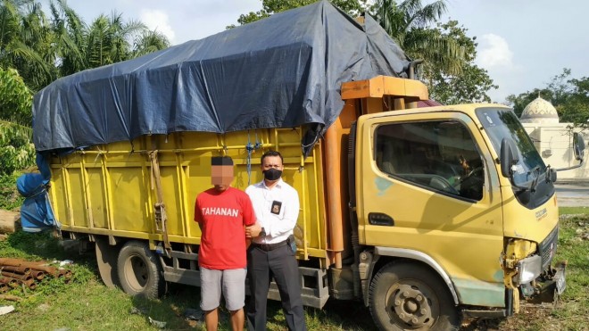 Satu orang pengangkut kayu bersama mobil saat diamankan Polres Sarolangun, Senin (14/1). Foto : Hadinata / Jambiupdate