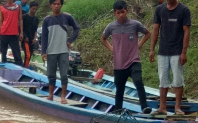 Warga saat berusaha membantu proses pencarian korban Aidil di Sungai Batanghari, Desa Balai Rajo, Kabupaten Tebo, Senin (14/1). Foto : Munasdi / Jambiupdate