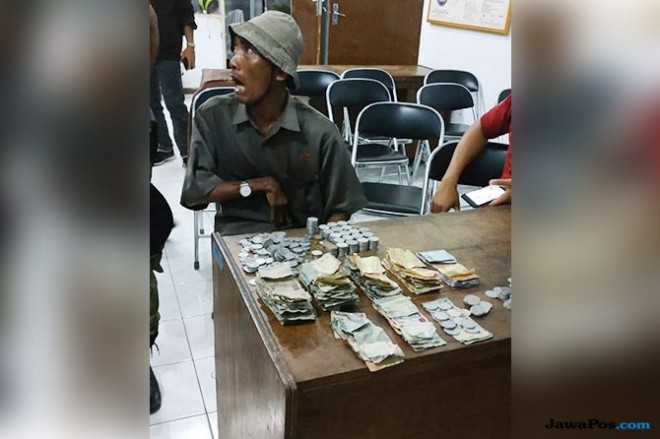 TEKA-TEKI: Lek Man Ceker, pengemis bertabungan Rp 900 juta, saat ditangkap Satpol PP Pati belum lama ini. (SATPOL PP FOR RADAR KUDUS)