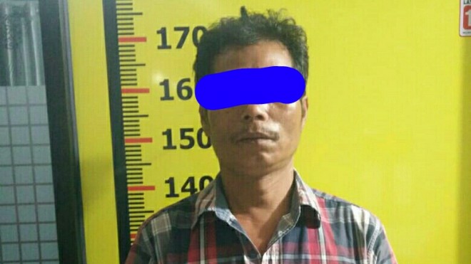 Satu tersangka yang berinisial DL (49). 