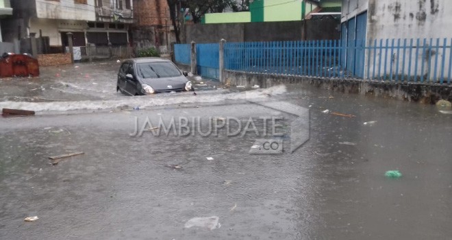 Kendaraan nekat menerobos genangan air di Jalan Dara Jingga. Foto : M Ridwan / Jambi Ekspres