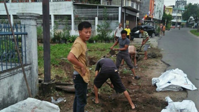 GORO : Warga Kelurahan Sulanjana saat mengikuti gotong royong sebagai upaya mencegah berjangkitnya DBD. 