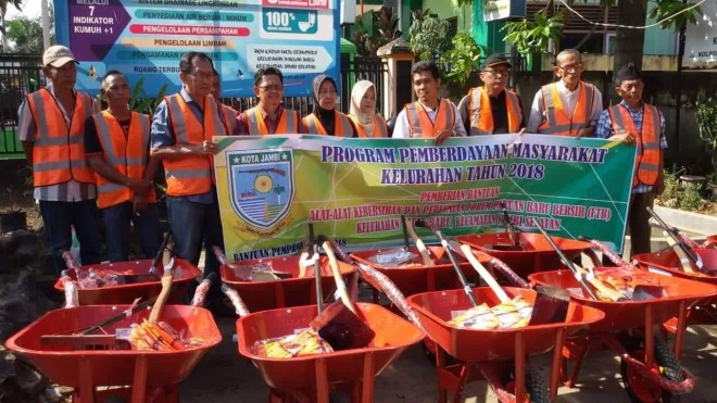 BANTUAN : Perwakilan warga saat menerima bantuan berupa alat kebersihan di Kelurahan Pakuan Baru belum lama ini.