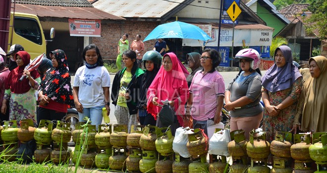 Warga Kota Jambi tengah mengantre gas subsidi dikawasan Kecamatan Alam Barajo Kota Jambi. Foto diambil beberapa waktu lalu. Foto : Dok Jambiupdate