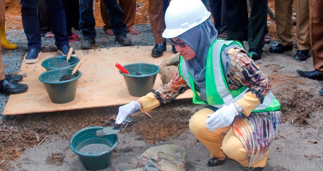 Saat peletakan batu pertama pembangunan jembatan gantung di Desa Sepakat Bersatau Kecamatan Rimbo Ilir Tahun 2018. Foto : Munasdi / Jambiupdate