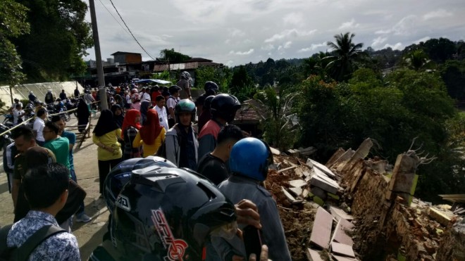 Aksi Nekat Massa yang Melihat Ruko Ambruk. 