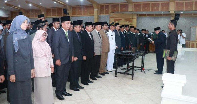 Bupati H Safrial saat melantik ratusan pejabat eselon III dan IV diganti. Foto : Ist