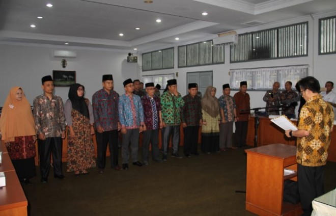 Ketua BAN-SM saat mengukuhkan keperngurusan BAN-SM Provinsi Jambi Priode 2019-2022 di LPMP Jambi. Foto : Ist