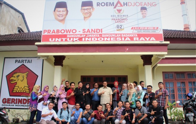 Sutan Adil Hendra saat foto bersama. 