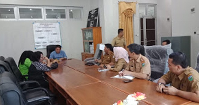 Suasana hearing Komisi II DPRD Sarolangun dengan Dinas LH terkait limbah waterboom yang ada di Desa Pelawan Jaya, Kecamatan Pelawan. Foto : Hadinata / Jambiupdate