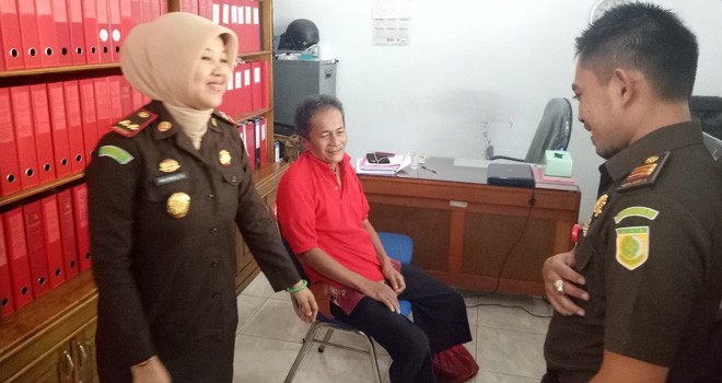 Kepala Kejaksaan Negeri Batanghari, Mia Banulita SH MH saat proses pelimpahan tersangka Musdar di Kejari Batanghari, Rabu (16/1). Foto : Reza / Jambiupdate