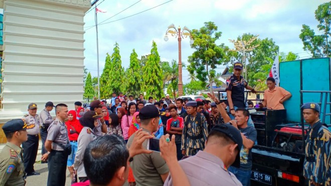 Aksi unjuk rasa massa di depan Kantor Bupati Batanghari, Rabu (16/01).
