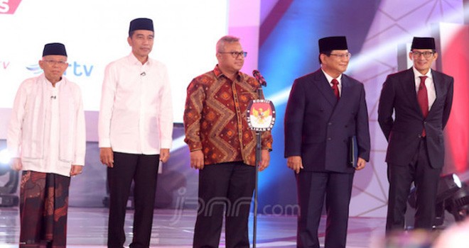 Duet Joko Widodo - KH Maruf Amin alias Jokowi - Kiai Maruf dan Prabowo Subianto - Sandiaga Uno alias Prabowo - Sandi menaiki panggung debat kontestan Pemilihan Presiden (Pilpres) 2019 di Menara Bidakara, Jakarta Selatan, Kamis (17/1) malam. Foto : Ricardo / JPNN
