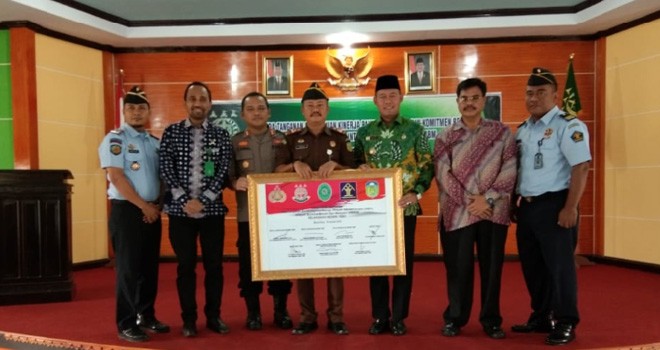 Foto bersama usai penandangan MoU WBK/WBBM antara Kejari Tebo dan Bupati Tebo. Foto : Munasdi / Jambiupdate