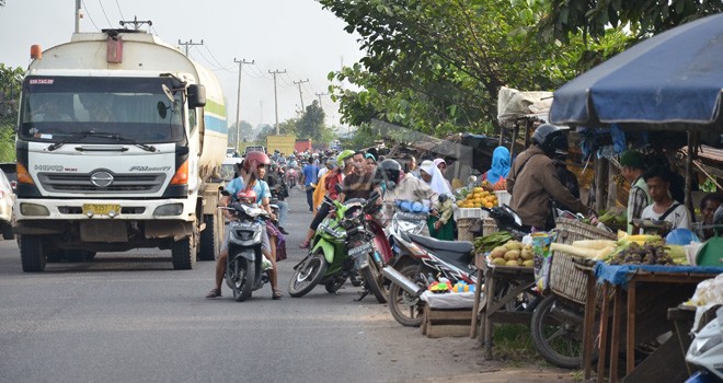 Aktifitas Pasar 46 di kawasan Jalan Baru, Kecamatan Jambi Selatan Kota Jambi, kemarin (17). Jalan lintas sumatera dikawasan tersebut kerap tersendat karena ramainya aktifitas pasar. Foto : M Ridwan / Jambi Ekspres