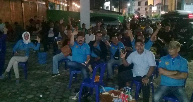 Nobar debat capres dan cawapres di Sekretaria RSI Jambi di Jalan MH Thamrin kel. Beringin Pasar Jambi Selatan. Kamis (17/1). Foto : Iwan / Jambiupdate