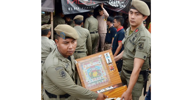 Petugas Satpol PP dan pihak Kecamatan Alam Barajo, mengamankan tuak, minol dan mesin jackpot (18/1) kemarin. Foto : M Ridwan / Jambi Ekspres