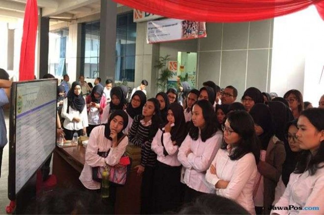Sejumlah CPNS melihat hasil pengumuman. Foto : Yesika / JPC