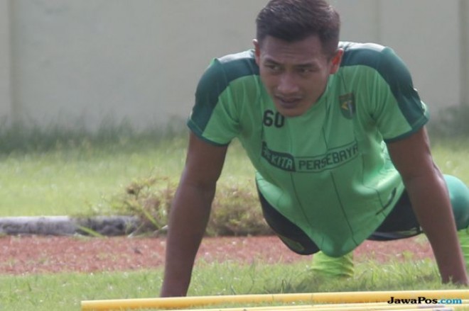 Kapten Timnas Indonesia, Hansamu Yama Pranata menjalani latihan perdana bersama Persebaya Surabaya di Stadion Jenggolo, Sidoarjo, Jumat (18/1) pagi. (Harris Dwi for JawaPos.com)