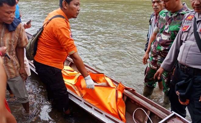 Jenazah Sarmadi yang ditemukan oleh tim berjarak sekitar 500 meter dari lokasi kejadian. Foto : Wiwin / Jambiupdate